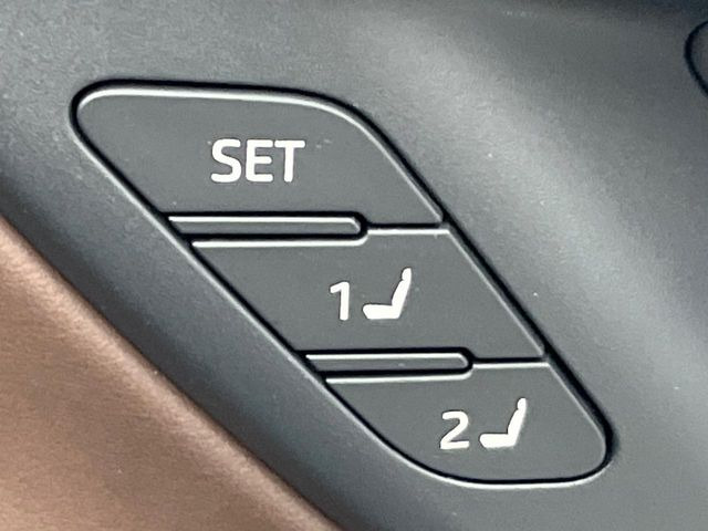 【メモリー機能付きパワーシート】ドライバーごとに設定したシート位置を記憶して、ボタン一つで切り替えできる便利な機能!運転する方が複数名いらっしゃるご家庭におすすめです♪