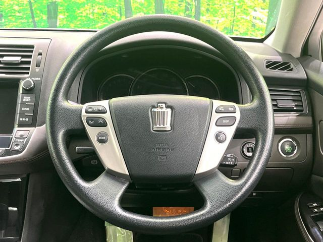 �C���e���A�ɍ��킹���f�U�C���̃X�e�A�����O�́A�^�]�������̂��Ƃ��l���A�^�]���₷���`��A�傫���ł��B�����x�A���ۂɐG���Ă��m���߂��������B