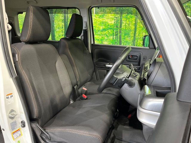 運転席シート廻りは使用感も少なく、良好な状態となっています。丁寧に使われていたことがよくわかりますね。