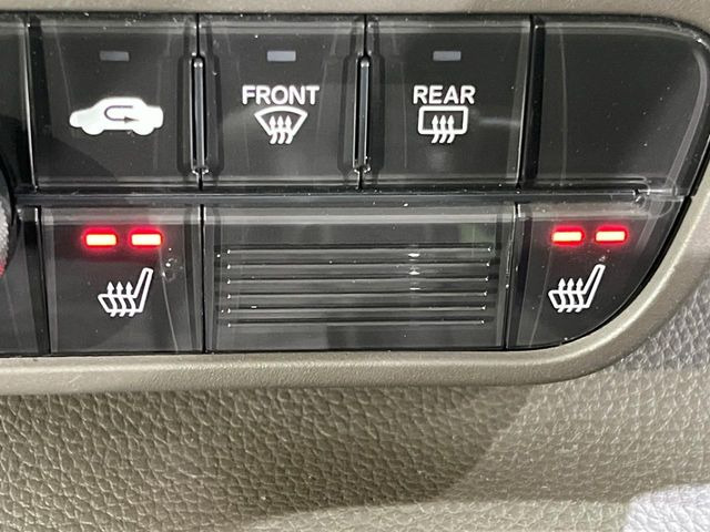 【シートヒーター】寒い日に重宝するシートヒーター!エアコンより早く温まってくれるので寒がりの人も安心ですね♪エアコンの温風は乾燥するから苦手、という方にもをおすすめです。