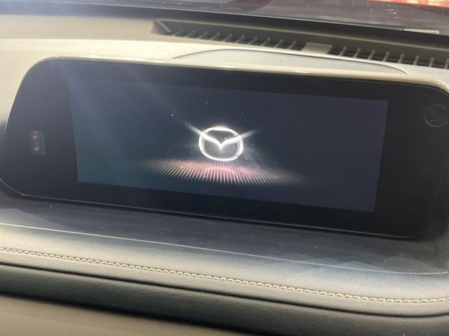 【8インチマツダコネクト】車内の雰囲気にマッチした大型のディスプレイ。スマホ接続でのナビ使用やBluetooth再生等、様々な機能が楽しめます。直感的なダイヤル操作が可能で、使い勝手も良好です。