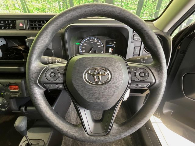 �C���e���A�ɍ��킹���f�U�C���̃X�e�A�����O�́A�^�]�������̂��Ƃ��l���A�^�]���₷���`��A�傫���ł��B�����x�A���ۂɐG���Ă��m���߂��������B