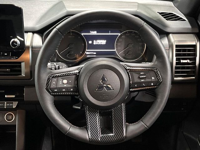 �C���e���A�ɍ��킹���f�U�C���̃X�e�A�����O�́A�^�]�������̂��Ƃ��l���A�^�]���₷���`��A�傫���ł��B�����x�A���ۂɐG���Ă��m���߂��������B