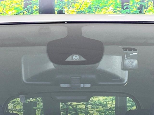 【インテリジェントエマージェンシーブレーキ】フロントカメラで前方の車両や歩行者を検知。衝突しそうな時は衝突被害軽減ブレーキが作動、衝突回避をサポート。より安全にドライブをお楽しみいただけます。