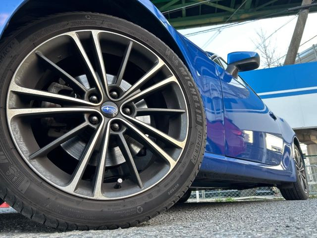 �y����17�C���`�A���~�z�C�[���z�O�ςɃ}�b�`���������A���~�z�C�[���𑕒����Ă���܂��B�e��ЊO�A���~�z�C�[����A�X�^�b�h���X�^�C�����戵�����Ă���܂��B���񂲑��k����������