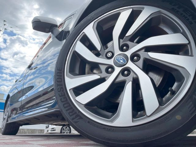 �y����18�C���`�A���~�z�C�[���z�O�ςɃ}�b�`���������A���~�z�C�[���𑕒����Ă���܂��B�e��ЊO�A���~�z�C�[����A�X�^�b�h���X�^�C�����戵�����Ă���܂��B���񂲑��k����������