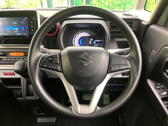 �C���e���A�ɍ��킹���f�U�C���̃X�e�A�����O�́A�^�]�������̂��Ƃ��l���A�^�]���₷���`��A�傫���ł��B�����x�A���ۂɐG���Ă��m���߂��������B