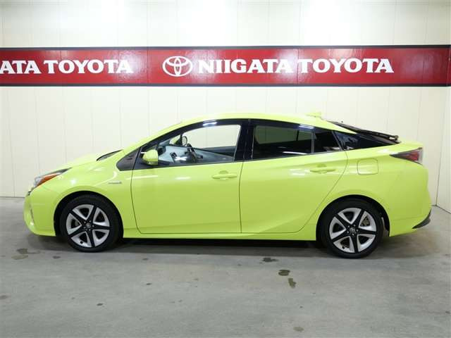 プリウス1.8 A ツーリングセレクション E-Four 4WD