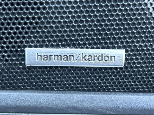 �y�n�[�}���J�[�h���T�E���h�V�X�e���z���[�J�[�I�v�V�����̍��i�ʃT�E���h�V�X�e���𓋍ځB��p�̃`���[�j���O���{���ꂽ�召�l�X�ȃX�s�[�J�[����ǎ��ȃT�E���h���t�ł��A�Տꊴ���ӂ�鉹����Ԃ����o���܂��B