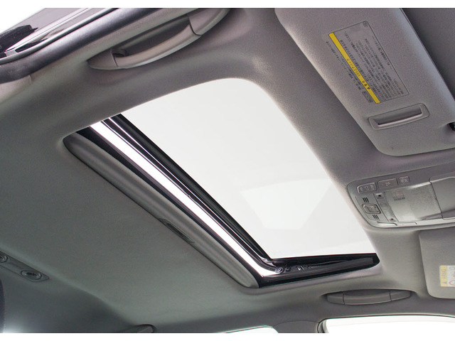 人気装備のサンルーフが付いています!上下チルトに前後スライド機能が付いていますので、様々なドライブシーンで活躍してくれます!!開放感ある車内空間は気持ちがいいですよ!是非体感してみて下さい!