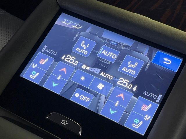 【リアオートエアコン】広い後部座席には必須の機能!風量や温度を自動で調整し前席と同様な車内環境にしてくれるリアオートエアコンを装備。夏の暑さも冬の寒さもストレスなく快適にお過ごしいただけます♪