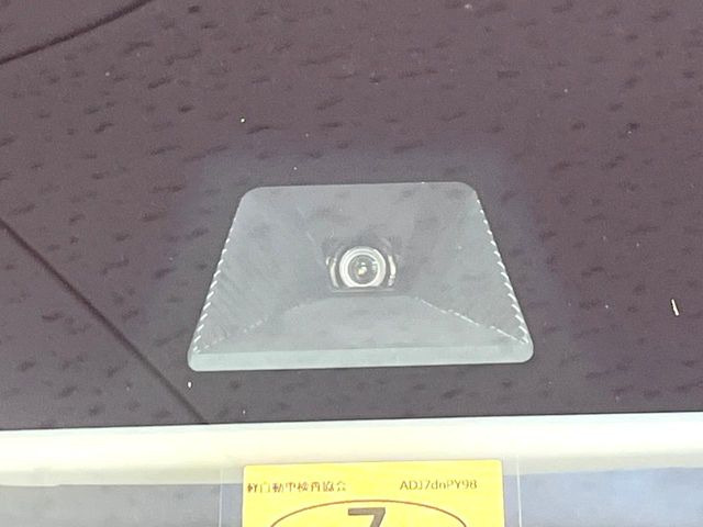 【ホンダセンシング】走行中に前方の車両等を認識し、衝突しそうな時は警報とブレーキで衝突回避と被害軽減をアシスト。より安全にドライブをお楽しみいただけます。