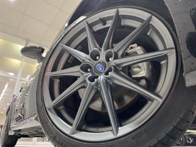 �y����18�C���`�A���~�z�C�[���z�O�ςɃ}�b�`���������A���~�z�C�[���𑕒����Ă���܂��B�e��ЊO�A���~�z�C�[����A�X�^�b�h���X�^�C�����戵�����Ă���܂��B���񂲑��k����������