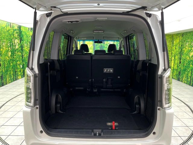 ���i�̂���������ʋ΁A���}���ɏ\���ȉ׎��X�y�[�X���m�ۂ��Ă���܂��B�Z�J���h�V�[�g��|���ƁA�傫�ȉו��̐ύڂ��\�ł���