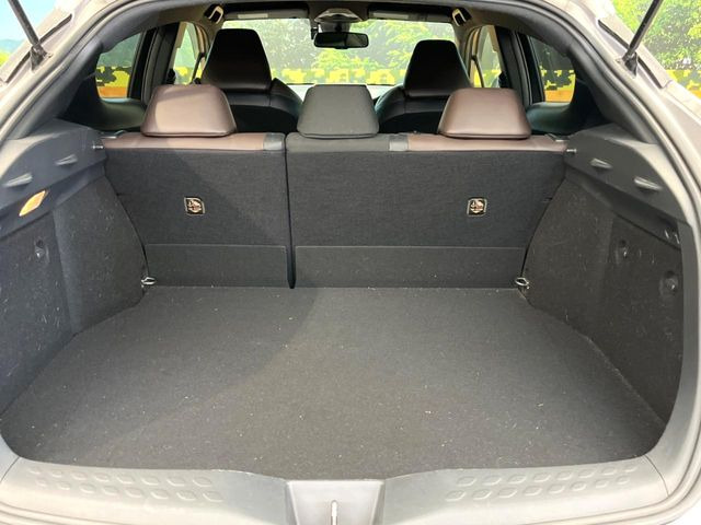 ���i�̂���������ʋ΁A���}���ɏ\���ȉ׎��X�y�[�X���m�ۂ��Ă���܂��B�Z�J���h�V�[�g��|���ƁA�傫�ȉו��̐ύڂ��\�ł���