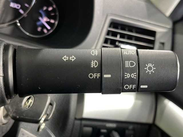 【オートライト】周りの明るさに応じて自動でヘッドライトの点灯・消灯ができる機能です!ライトの付け忘れ・消し忘れなどが無くなり、雨の日や夕方の走行も安心!トンネル通過時も便利ですね♪