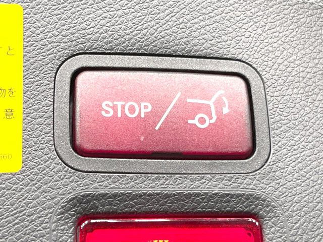 ●電動リアゲート:ワンタッチでリアゲートの開閉ができ、荷物などで両手が塞がっている状態でも簡単に開閉ができる便利機能です。