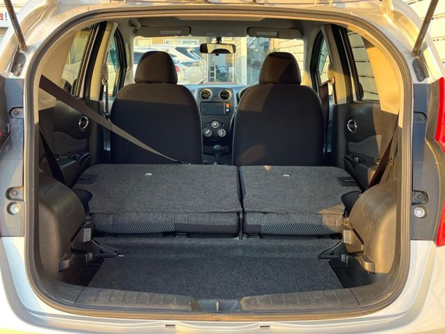 積み下ろしのしやすいデッキにはたっぷりと荷物を積み込んでいただけます。遊びから仕事まで、様々なシーンで頼れます♪