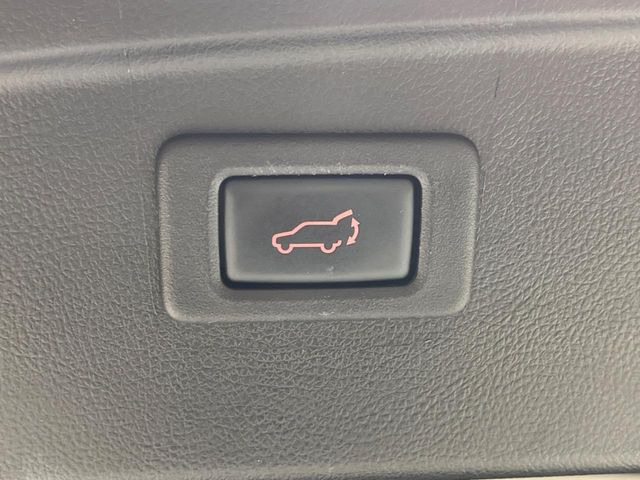 【パワーバックドア】スマートキーや運転席のボタンを押すだけでリアゲートが自動で開閉します!荷物を持っている時や、高い位置にあるバックドアを閉める際に便利な機能です♪