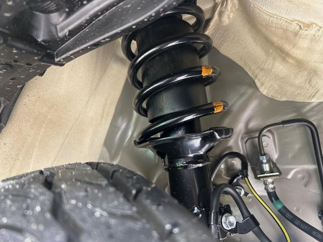 お車を安心してお乗りいただく為には、足回りの定期点検が欠かせません。サービスサポート(有償保証)では無料点検もご提供しており、安心のカーライフをお過ごしいただけるサポート体制が整っています。