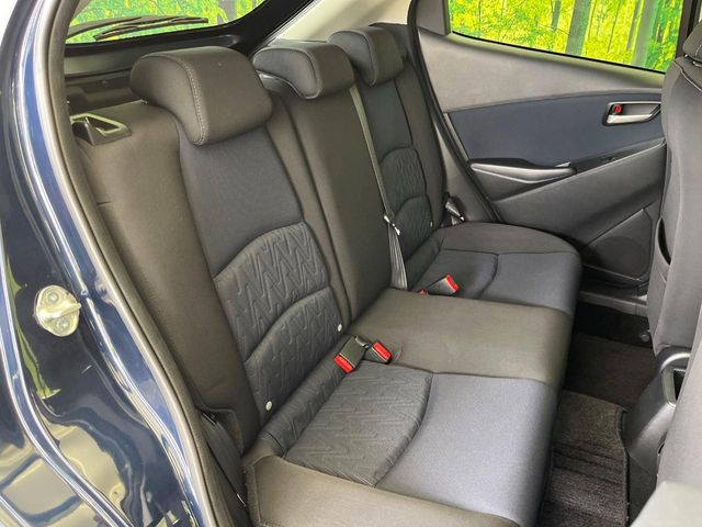 後部座席も気になるようなキズ・汚れやへたり等、大きなダメージはなく、良好な状態です。