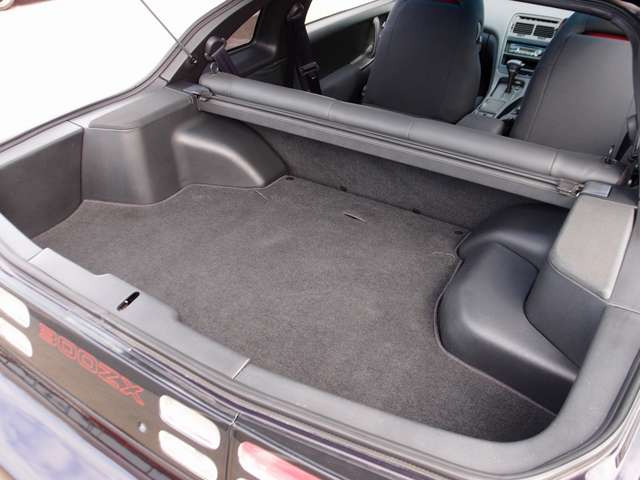 弊社はドアのヒンジ部分/各種内張り/フロアマットなど、細かな所も綺麗にクリーニング致します。新車おろしたてのような輝きある車両をお客様にご納車させて頂きます。ご遠方のお客様もご安心してご検討下さいませ