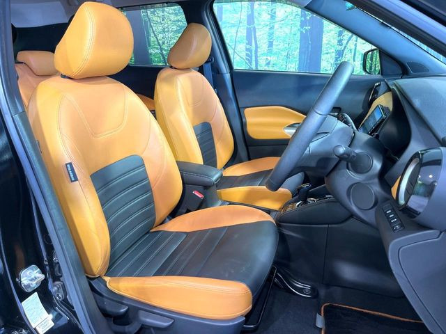 【合皮レザーシート】汚れのふき取りが容易でメンテナンスもが簡単な、機能性に優れる合成皮革を採用した上質なシートです。座り心地もよく、高級感あふれる心地良い車内空間を演出してくれます。