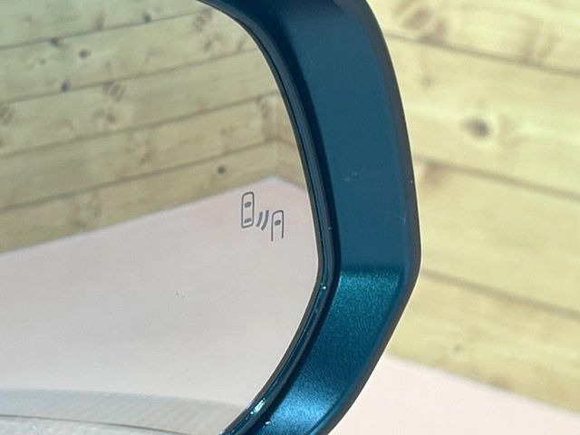 【ブラインドスポットモニター】走行中、ドアミラーの死角になりやすい箇所に後続車が接近するとサイドミラーのレンズに警告を表示!ドライバーに注意喚起をしてくれます。