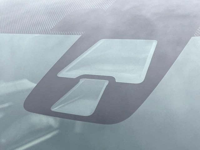 【三菱e-Assist】走行中に前方の車両等を認識し、衝突しそうな時は警報とブレーキで衝突回避と被害軽減をアシスト。より安全にドライブをお楽しみいただけます。