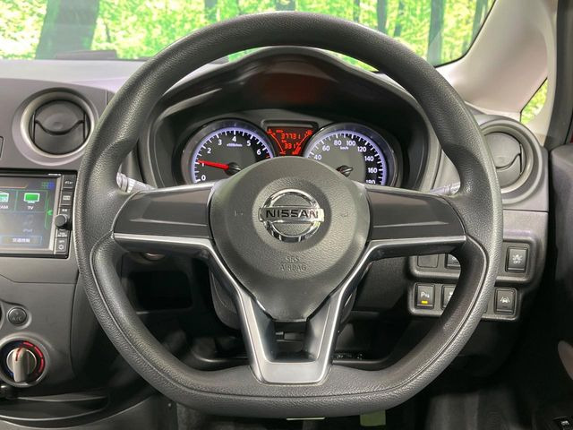 �C���e���A�ɍ��킹���f�U�C���̃X�e�A�����O�́A�^�]�������̂��Ƃ��l���A�^�]���₷���`��A�傫���ł��B�����x�A���ۂɐG���Ă��m���߂��������B