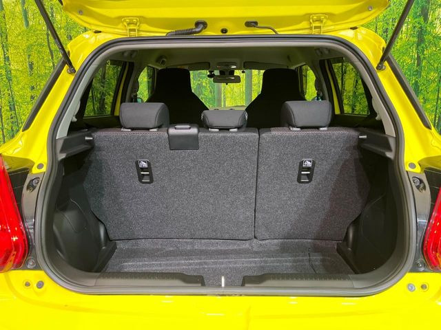 ���i�̂���������ʋ΁A���}���ɏ\���ȉ׎��X�y�[�X���m�ۂ��Ă���܂��B�Z�J���h�V�[�g��|���ƁA�傫�ȉו��̐ύڂ��\�ł���