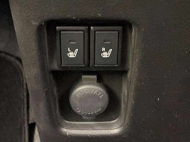 【シートヒーター】寒い日に重宝するシートヒーター!エアコンより早く温まってくれるので寒がりの人も安心ですね♪エアコンの温風は乾燥するから苦手、という方にもをおすすめです。