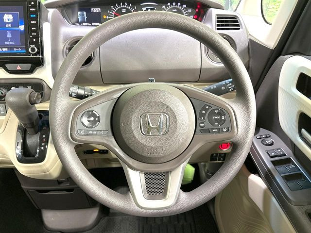 【ステアリングスイッチ】運転中、前方から目線をそらすことなく、オーディオ等の操作が可能な便利機能!安心&快適なドライブを演出してくれます♪