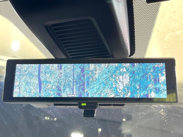 【インテリジェントルームミラー】後席の大きな荷物や同乗者で後方が確認しづらい時でも安心!カメラが撮影した車両後方の映像をルームミラー内に表示。クリアな視界で状況の確認が可能です!