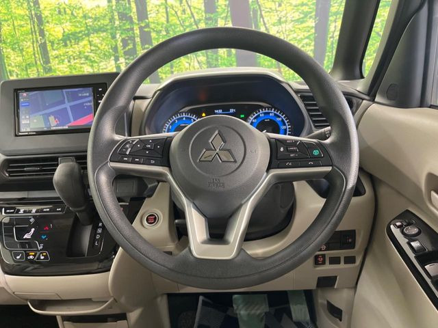 インテリアに合わせたデザインのステアリングは、運転される方のことも考え、運転しやすい形状、大きさです。是非一度、実際に触ってお確かめください。