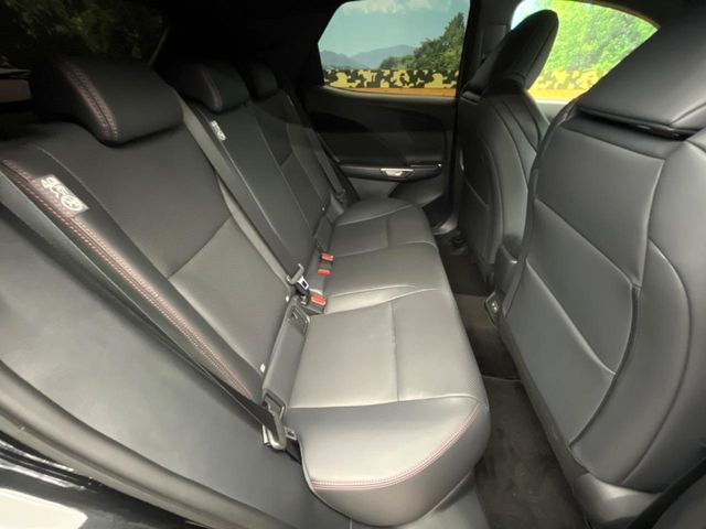 後部座席も気になるようなキズ・汚れやへたり等、大きなダメージはなく、良好な状態です。