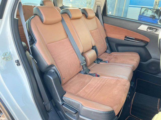 広々とした2列目シートは居住性が高く、居心地も快適!友達や家族とのお出かけにぴったりです。ベビーシートやチャイルドシート使用時も快適にお過ごしいただける十分な空間を確保しています。