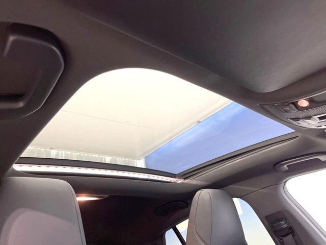 ●サンルーフ:開放感たっぷりの希少装備、サンルーフが装着されています!車内に明かりを取り入れたり景色を楽しむ以外にも、車内の空気も簡単に換気できて快適です!