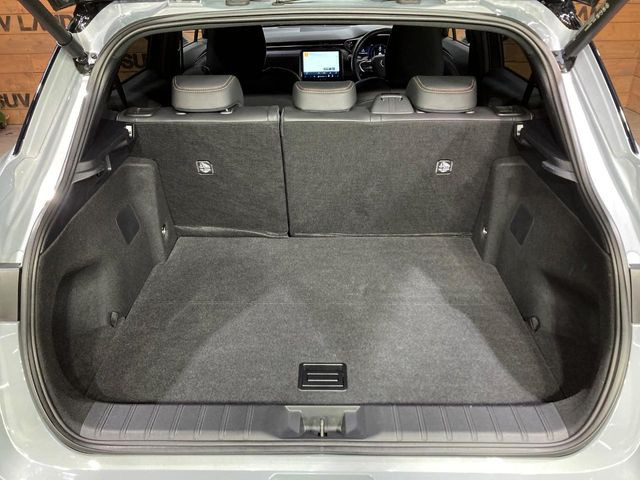 ���i�̂���������ʋ΁A���}���ɏ\���ȉ׎��X�y�[�X���m�ۂ��Ă���܂��B�Z�J���h�V�[�g��|���ƁA�傫�ȉו��̐ύڂ��\�ł���