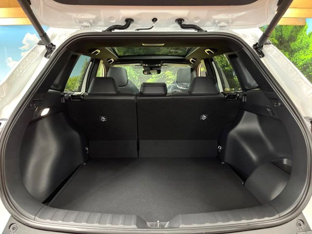 ���i�̂���������ʋ΁A���}���ɏ\���ȉ׎��X�y�[�X���m�ۂ��Ă���܂��B�Z�J���h�V�[�g��|���ƁA�傫�ȉו��̐ύڂ��\�ł���