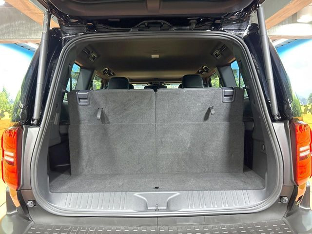 ���i�̂���������ʋ΁A���}���ɏ\���ȉ׎��X�y�[�X���m�ۂ��Ă���܂��B�Z�J���h�V�[�g��|���ƁA�傫�ȉו��̐ύڂ��\�ł���