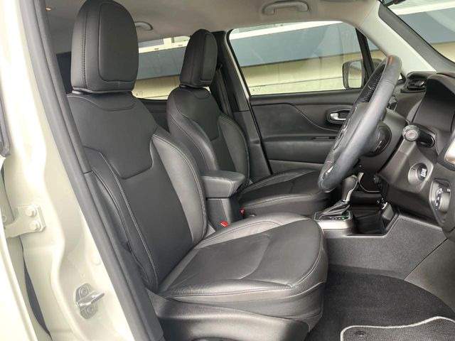 ●前席:ゆったりとしたドライバースペースで、長時間の運転でも快適にお過ごしいただけます。