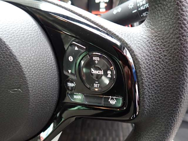 ★アダプティブクルーズクルーズコントロール★定速走行はもちろんのこと、先行車との距離をレーダーで測定し車間距離を保ちながら自動的に加速・減速!追従走行します★