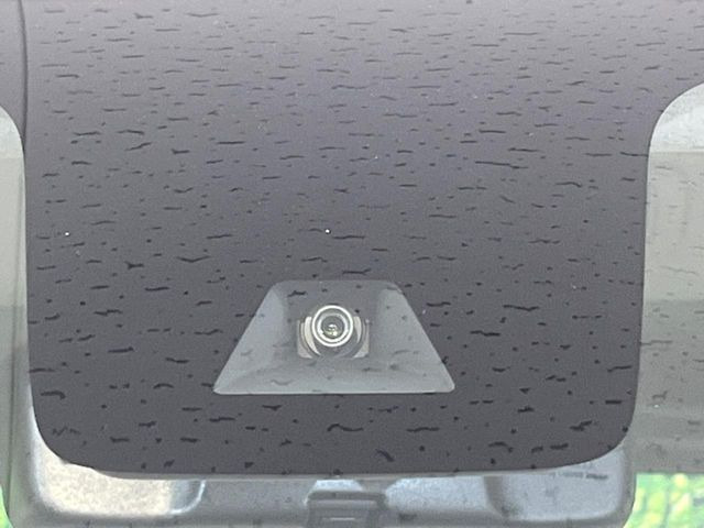 【三菱e-Assist】走行中に前方の車両等を認識し、衝突しそうな時は警報とブレーキで衝突回避と被害軽減をアシスト。より安全にドライブをお楽しみいただけます。