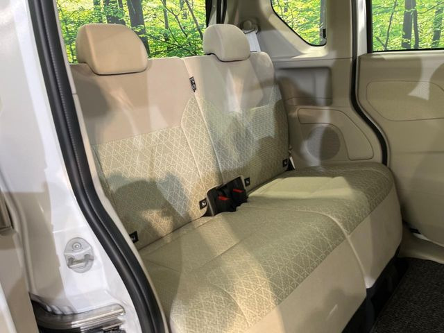 後部座席も気になるようなキズ・汚れやへたり等、大きなダメージはなく、良好な状態です。