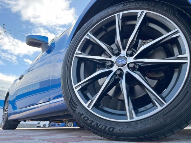 �y����17�C���`�A���~�z�C�[���z�O�ςɃ}�b�`���������A���~�z�C�[���𑕒����Ă���܂��B�e��ЊO�A���~�z�C�[����A�X�^�b�h���X�^�C�����戵�����Ă���܂��B���񂲑��k����������