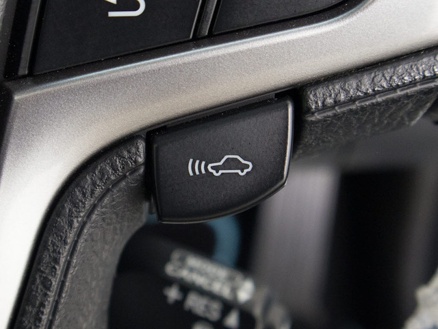 �Փˉ���x���^�v���N���b�V���Z�[�t�e�B�V�X�e�� �O���ɏo��������Q���ɑ΂��x��𔭂��A�h���C�o�[�Ɍx���B�����Ƀu���[�L�A�V�X�g�ɂ��Փˉ���Ƒ��x���y�����܂��B