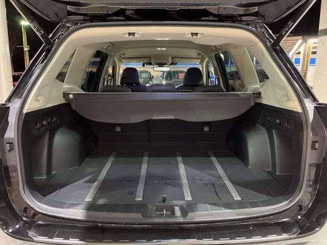 ���i�̂���������ʋ΁A���}���ɏ\���ȉ׎��X�y�[�X���m�ۂ��Ă���܂��B�Z�J���h�V�[�g��|���ƁA�傫�ȉו��̐ύڂ��\�ł���