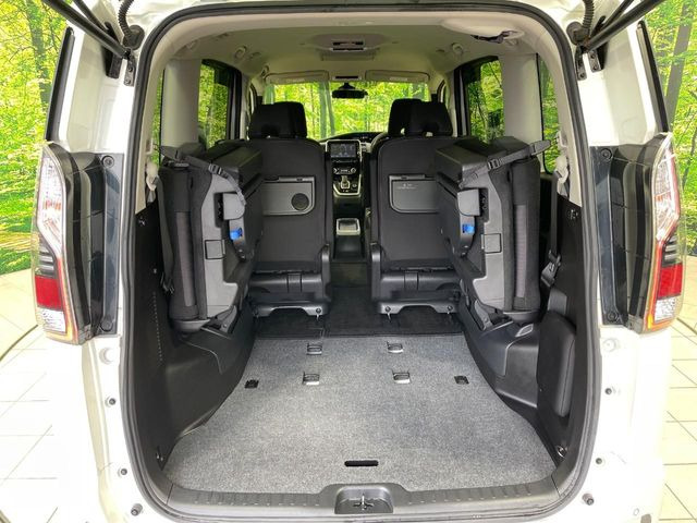 後席を格納すると、これだけの広さが!シーンに合わせたシートアレンジで、大きな荷物も積むことが出来ます♪