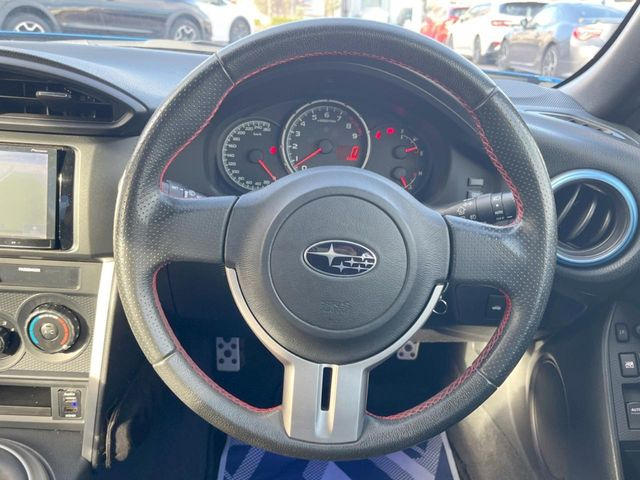 �C���e���A�ɍ��킹���f�U�C���̃X�e�A�����O�́A�^�]�������̂��Ƃ��l���A�^�]���₷���`��A�傫���ł��B�����x�A���ۂɐG���Ă��m���߂��������B